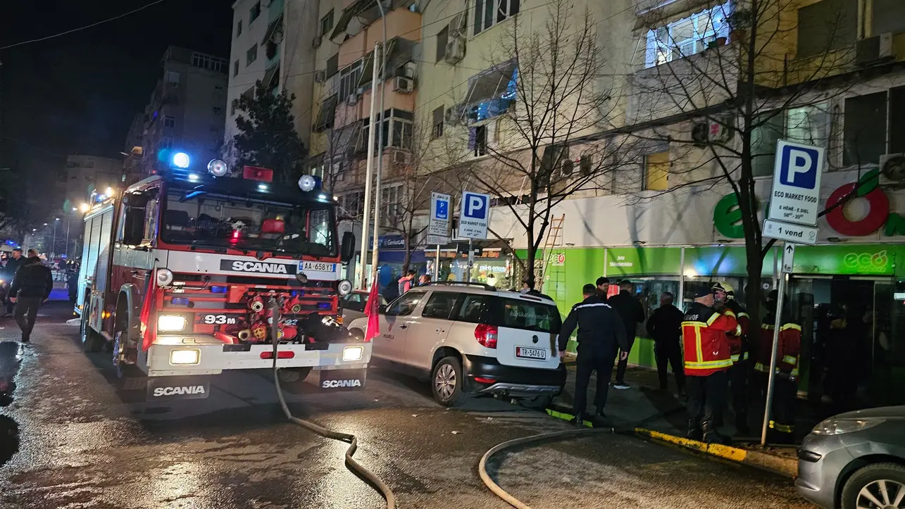 Zjarri në Tiranë/ Digjen tre makina, zjarrfikësit izolojnë flakët