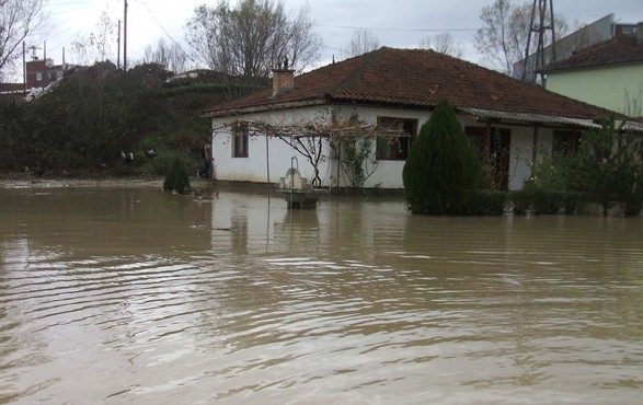 IGJEUM: Reshje të dendura shiu në disa qarqe të vendit, rrezik përmbytjesh