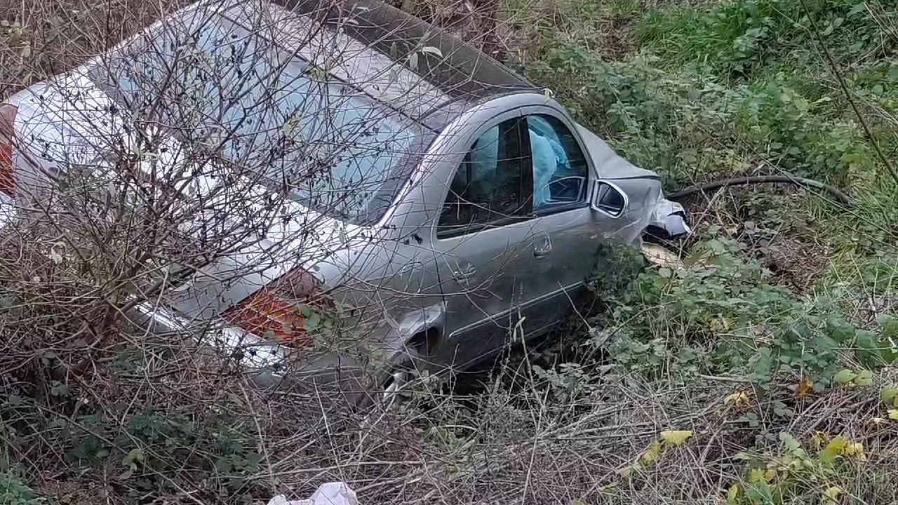 Makina bie në përrua në Lushnje, babë e bir dërgohen në spital (EMRAT+PAMJE)