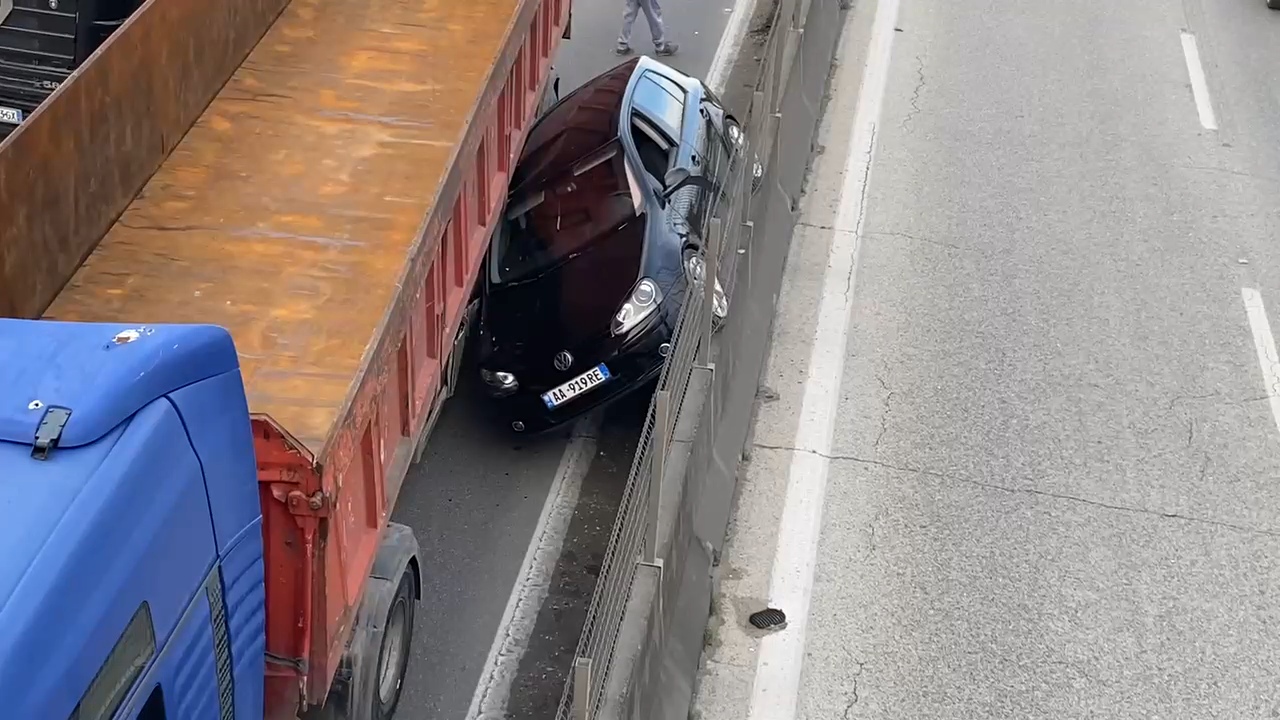 PAMJET/ Aksident i frikshëm në autostradën Tiranë-Durrës