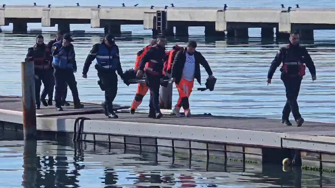 PAMJET/ Gruaja tenton të mbytet në Vlorë, ukrainasi futet dhe e shpëton