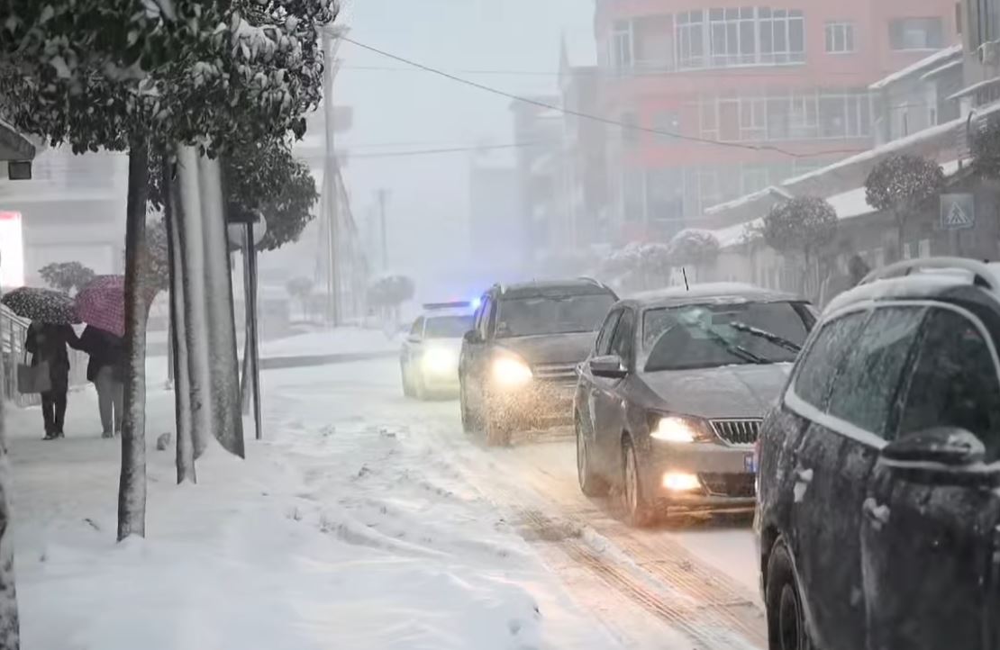 Shqipëria e “mbërthyer” nga bora, bllokohet rruga e Arbrit! Situata në të gjitha akset