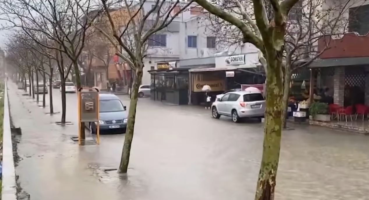 Përmbytet Durrësi! Mbrojtja Civile: Ka prani të ujit në banesa, evakuohen disa familje