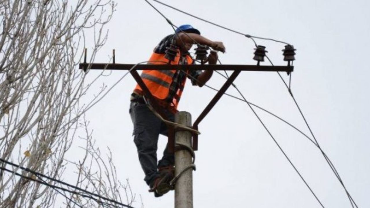 E rëndë/ Elektriçisti bie nga shtylla, dërgohet me urgjencë te Trauma