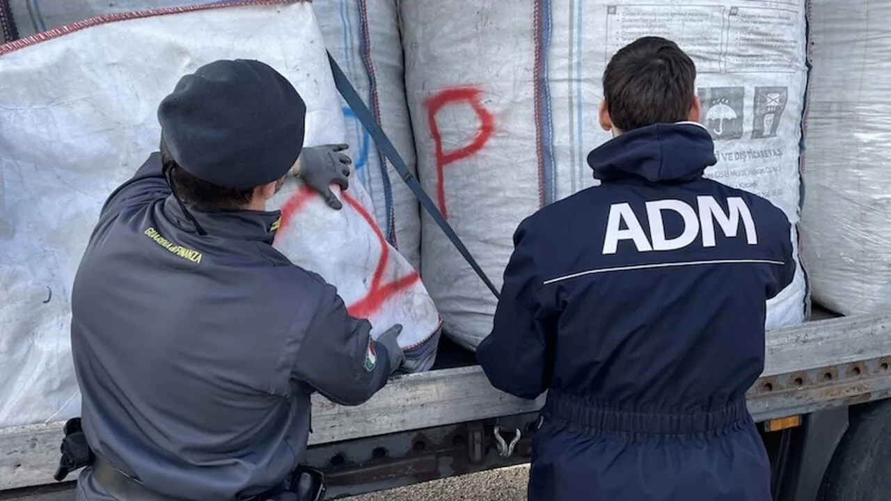 Sekuestrohen në Itali 58 ton mbetje toksike, vinin nga Shqipëria. U kapën në portin e Ankonës