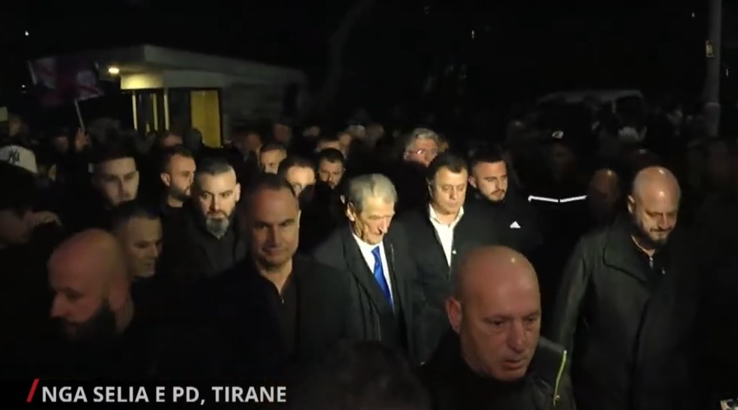 Protesta minutë pas minute/ Berisha del nga selia, niset drejt zyrës së Ramës