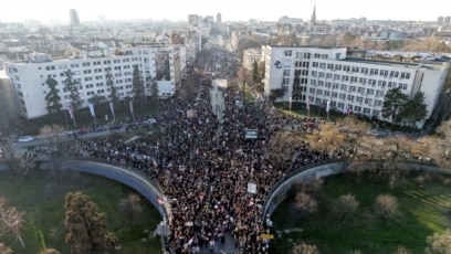 Serbi/ Studentët bllokojnë urat mbi Danub