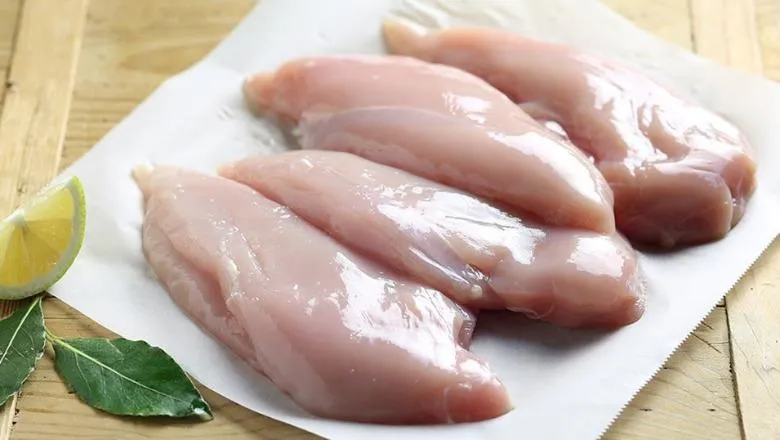 AKU pranon skandalin/ Pulat me salmonelë u shitën në treg
