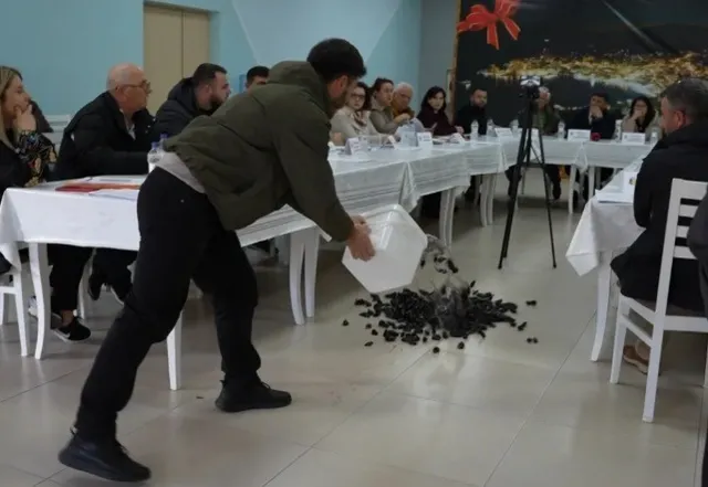 VIDEO/ Qytetari hedh midhje në mbledhjen e Këshillit bashkiak të Sarandës në formë revolte: S’po bëjmë shaka