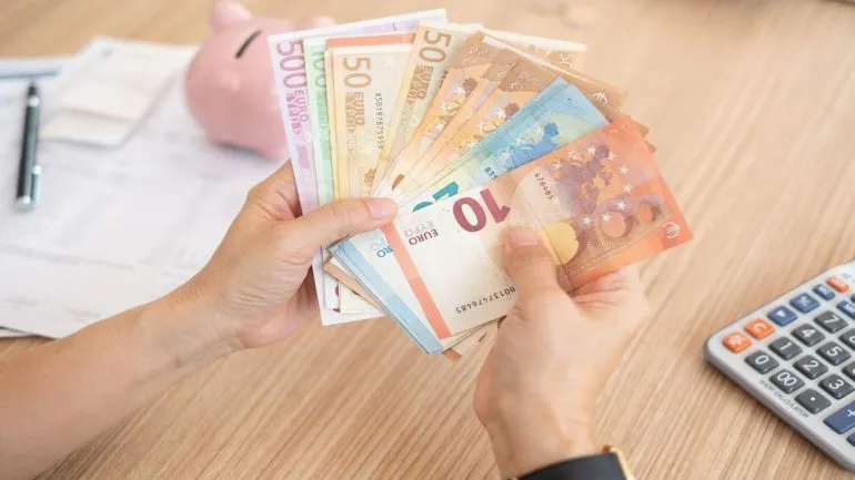 Këmbimi valutor sot/ Me sa lekë blihen e shiten valutat kryesore, çfarë ndodh me monedhat e tjera