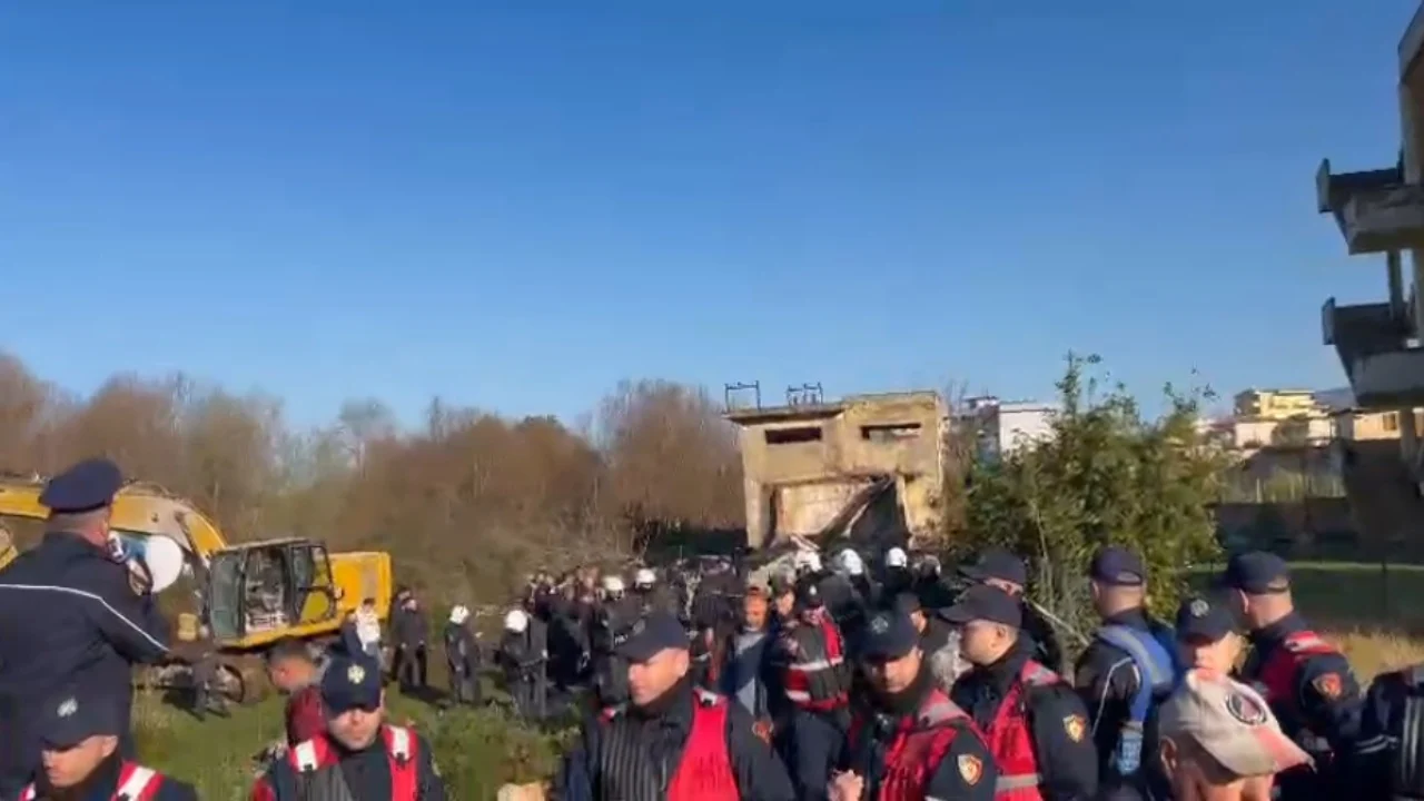 Kundër ujësjellësit/ Banorët e Tragjasit protesta për ujin e burimit të fshatit, përplasje me policinë