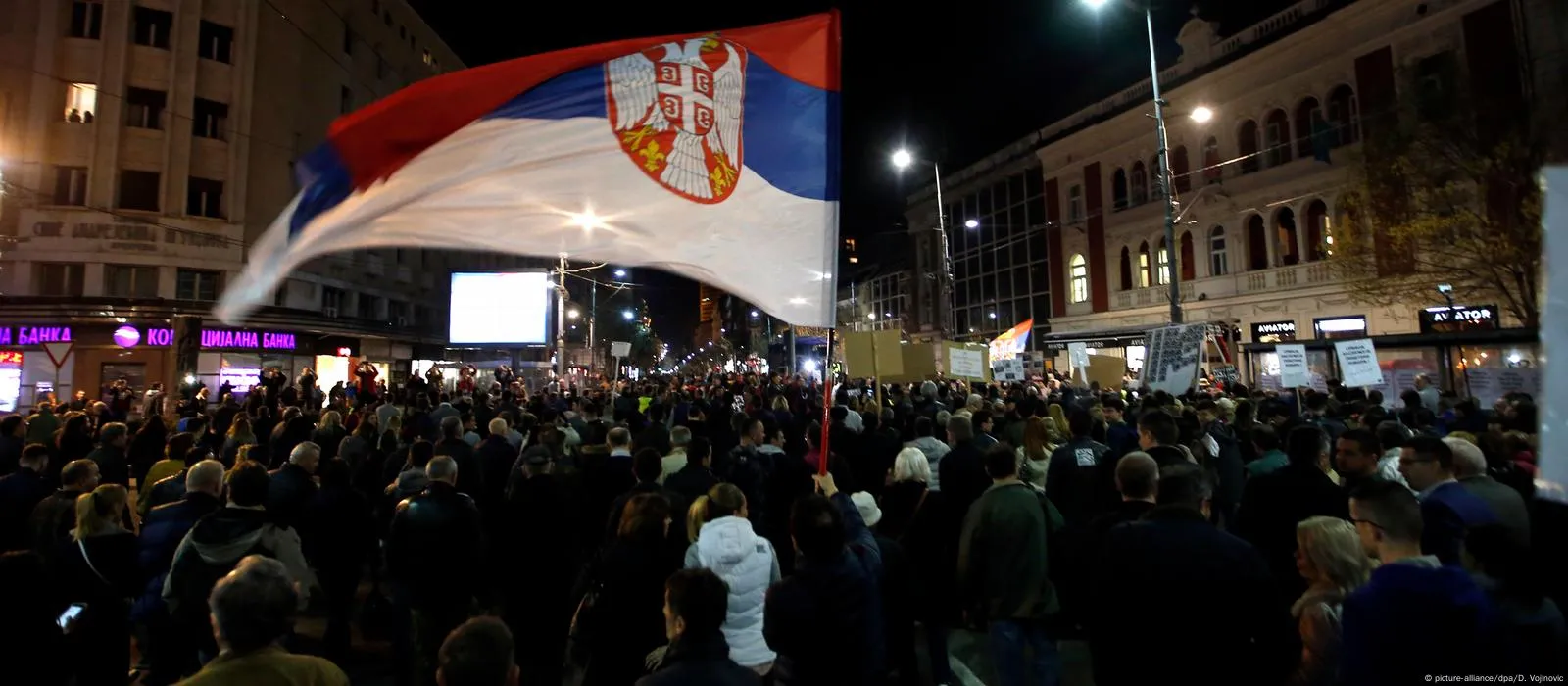 Kërkohet largimi i Vuçiç/ Mijëra studentë serbë mblidhen në Beograd, gati për protestën e madhe