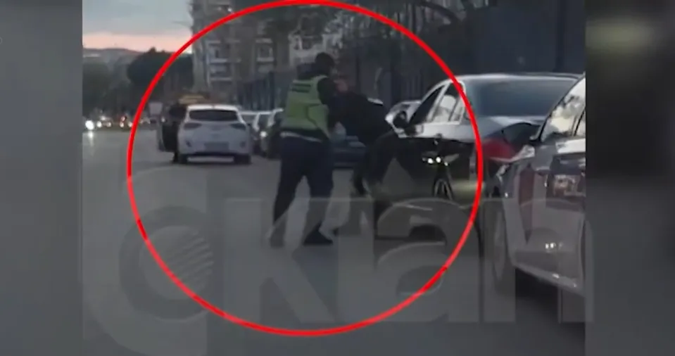 VIDEO/ Tërhoqi për disa metra efektivin e Rrugores dhe e goditi, policia arreston 31-vjeçarin pas publikimit të pamjeve të dhunës