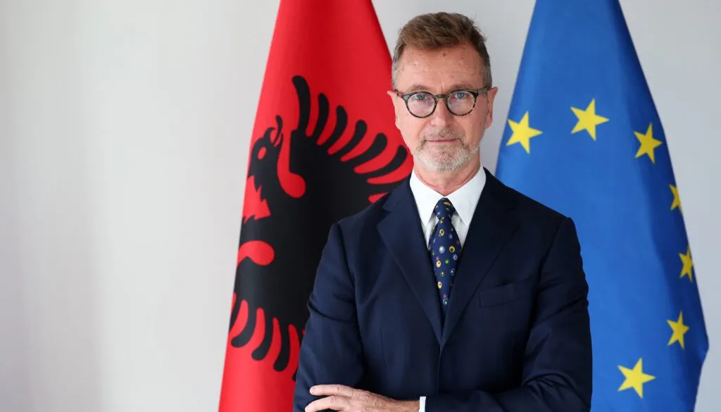 Ambasadori Silvio Gonzato: Shqipëria të përshpejtojë reformat për të përfituar nga fondet e BE