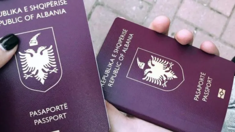 Shqiptarët po pakësohen. Rreth 900 shqiptarë hoqën dorë nga pasaporta përgjatë vitit 2024