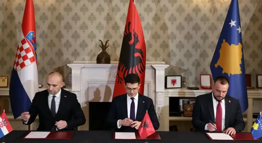 Serbia e priti me kritika, ç’përmban deklarata për bashkëpunim ushtarak mes Kosovës, Shqipërisë dhe Kroacisë?