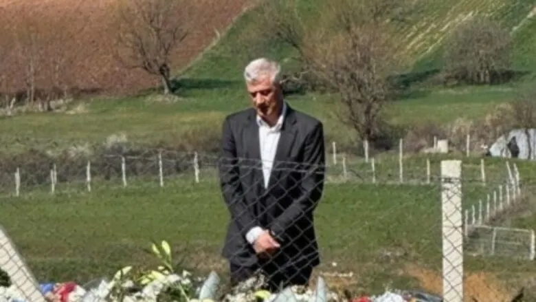 Nuk u lejua të merrte pjesë në ceremoninë mortore, Hashim Thaçi shkon në varrin e atit
