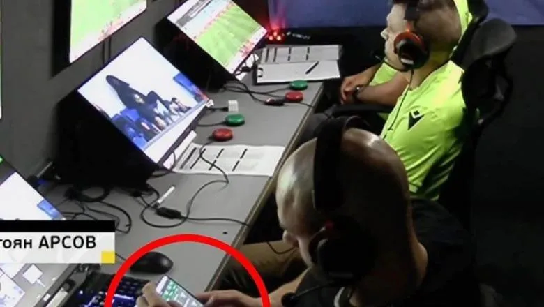 VIDEO/ Skandal në Bullgari, asistenti i VAR kapet duke luajtur lloto gjatë ndeshjes
