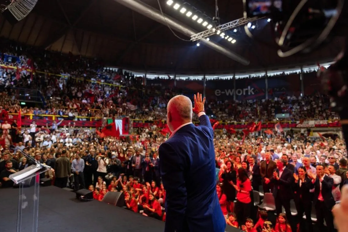 “Takim ekskluziv”: Edi Rama bën fushatë të financuar nga “palë të treta” me diasporën
