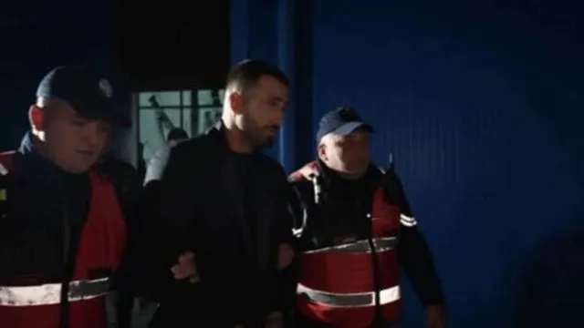 VIDEO/ Me pranga në duar, momenti i shoqërimit te Jozit nga policia pasi goditi Gjestin