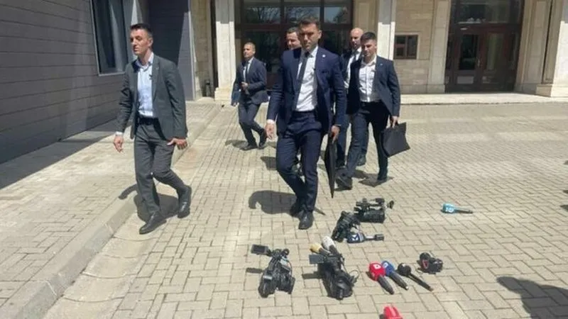 VIDEO/ Gazetarët bojkotojnë Albin Kurtin, hedhin mikrofonët kur ai del nga Kuvendi