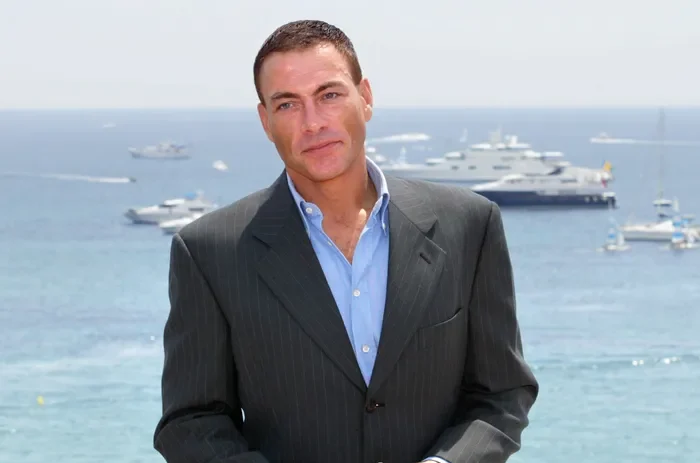 Jean-Claude Van Damme akuzohet për marrëdhënie seksuale me gra të trafikuara