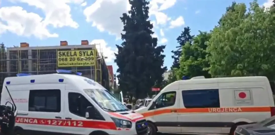 VIDEO/ Rama bllokon QSUT-n për fushatë. Pengohet ambulanca me pacientë, mjekët sehir