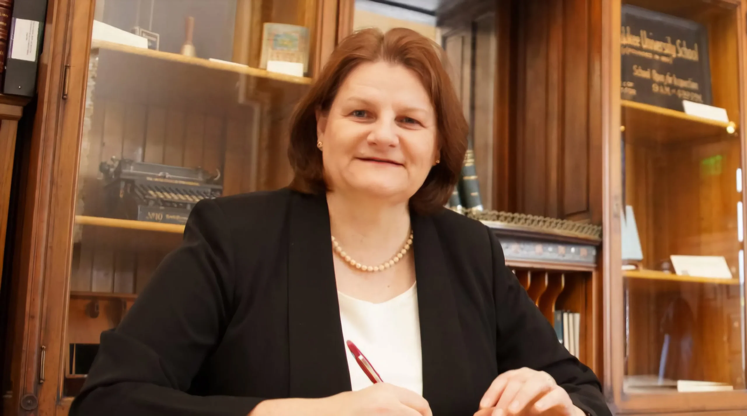 Arrestohet gjyqtarja. I vihen prangat në sallën e gjyqit