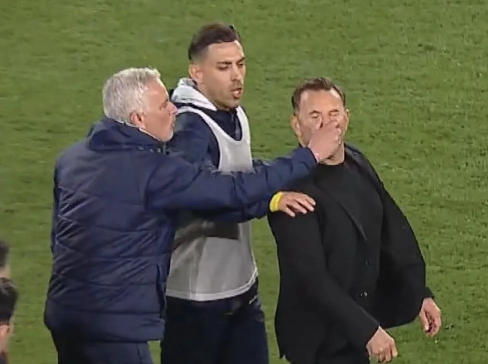 Jose Mourinho i shtrëngon hundën rivalit të tij pas ndeshjes, trajneri rrëzohet në fushë! Momentet e tensionit
