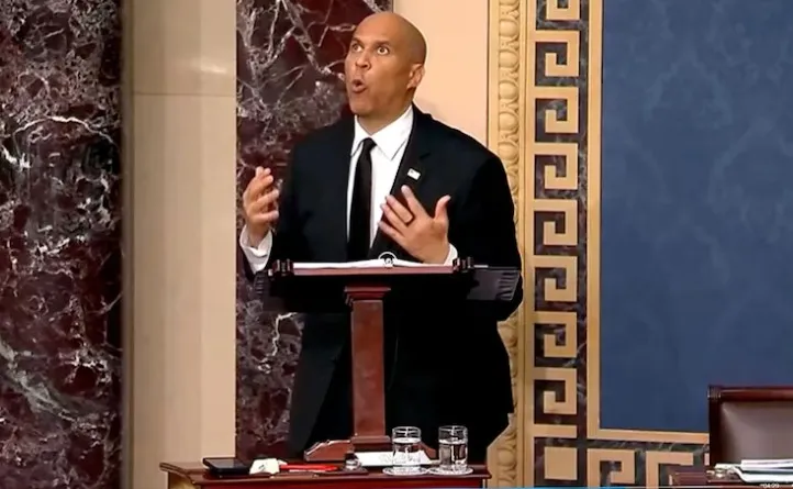 25 orë?! Senatori amerikan thyen rekord me fjalimin më të gjatë me kritika kundër Trump
