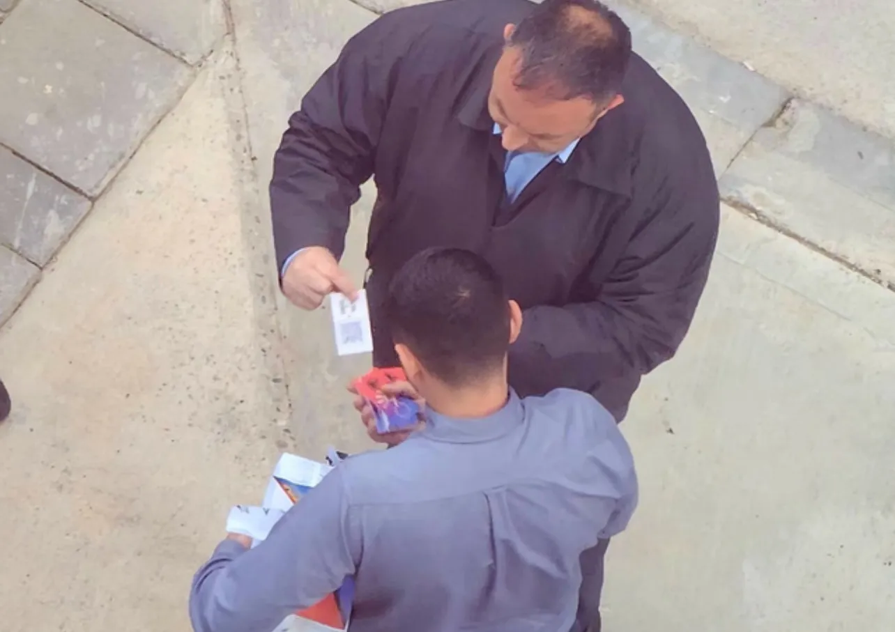 Ministrit të Brendshëm i del VIDEO: U filmua duke shpërndarë materiale elektorale të PS-së me makinë shtetërore