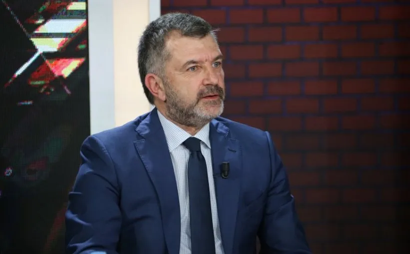 Fushata/ Bushati: Rama bëri spektakël, ndërsa Berisha fitoi betejën politike