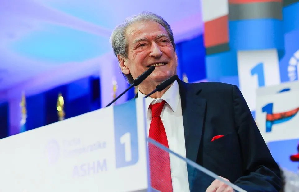 Berisha nga Vlora: “Regjimi i së keqes merr fund më 11 maj, çdo shqiptar do ketë kartën e konsumatorit dhe listën e ilaçeve si në Itali”