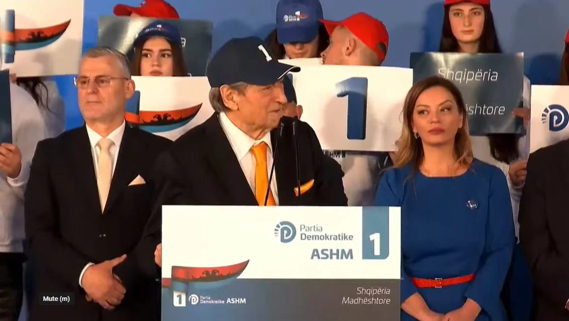 “Trump style” / Berisha shfaqet me kapele në takimin e radhës
