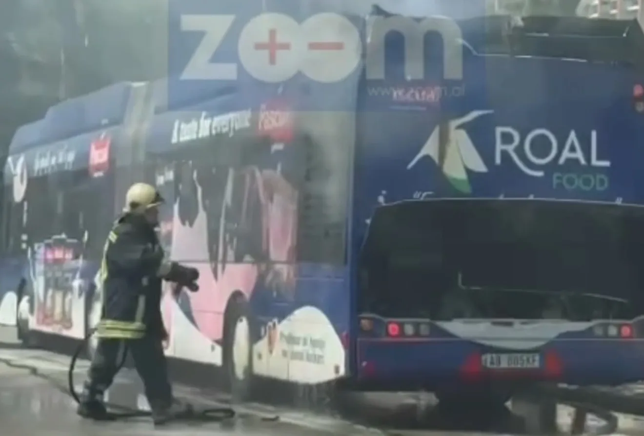 Një tjetër incident me “Green Line”, autobusi i Unazës merr flakë në Tiranë. Panik tek qytetarët