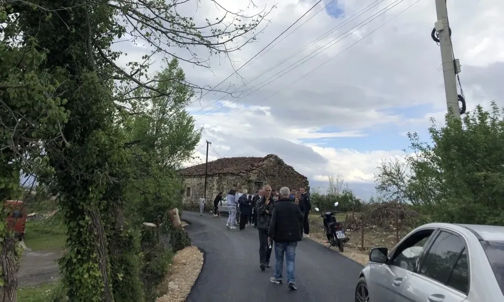 Fushatë me asfalt për votat e fshatrave të Matit