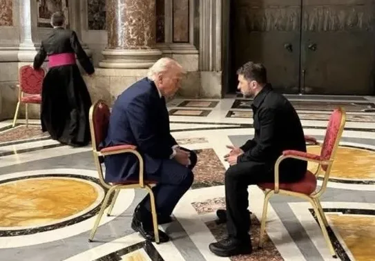 Bota sy e veshë/ Trump dhe Zelensky kokë më kokë në Vatikan, çfarë u tha në 15 minuta