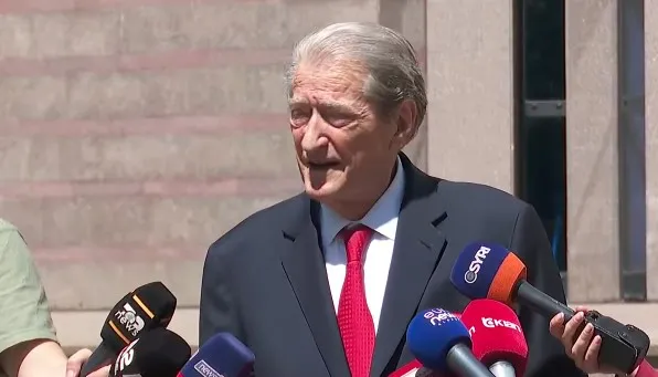 Berisha uron besimtarët: Pashkën tjetër ta festojmë pa antikrishtin në trojet tona