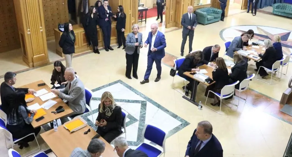 Mbahet sot seanca konstituive në Kuvendin e Kosovës, ç’pritet të ndodhë! Sa vota duhen për zgjedhjen e Kryetarit të ri