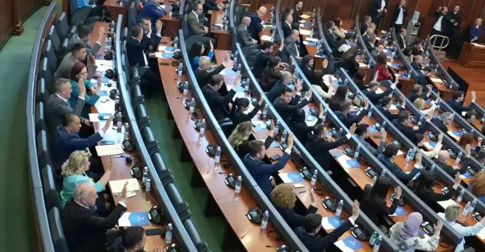 Si mund të dilet ngërçi në Kuvendin e Kosovës? Ç’ndodh nëse partitë politike nuk bien dakord