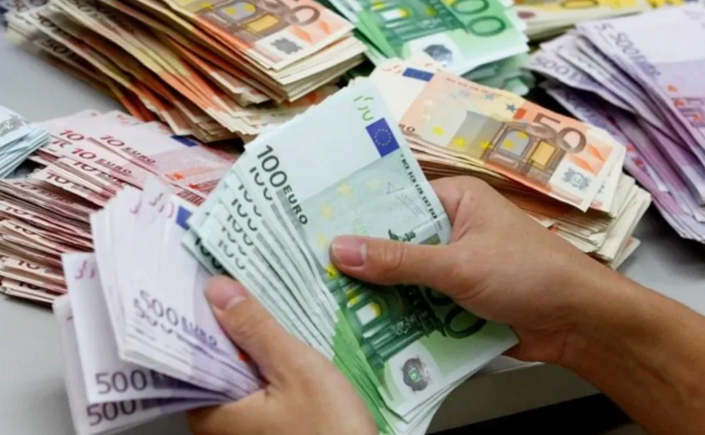 Tregu i këmbimit valutor, me sa blihen e shiten dollari dhe euro