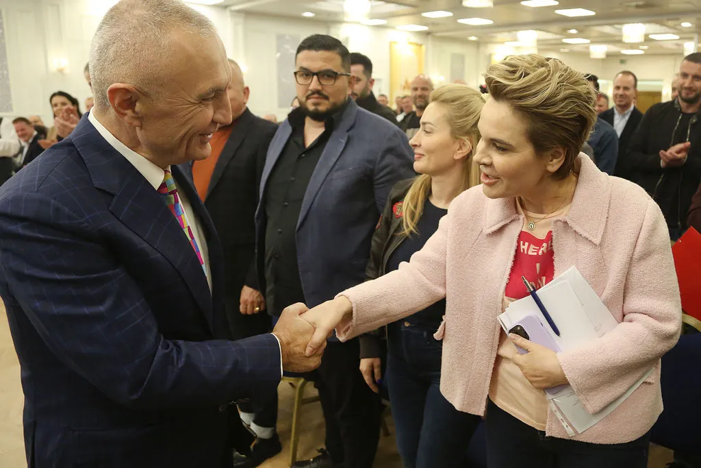 Meta dhe Kryemadhi zyrtarisht të divorcuar!
