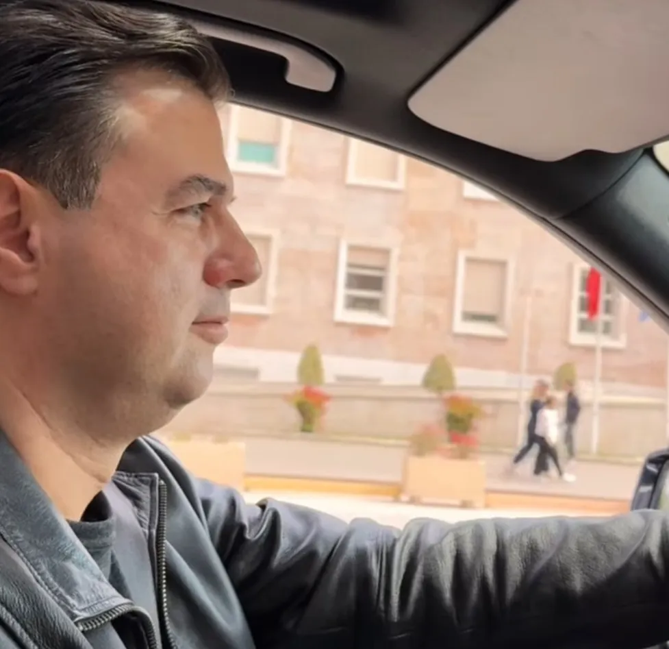 VIDEO/ Basha bën xhiro te Kryeministria dhe i këndon Ramës