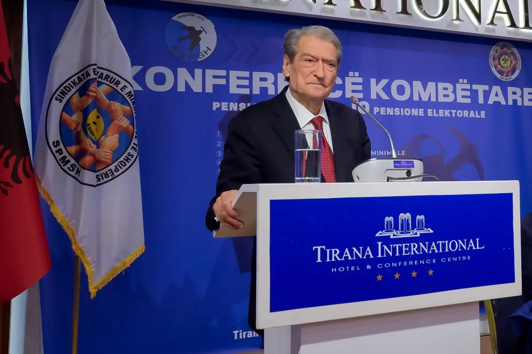 Sali Berisha akuza: Belinda Balluku copëtoi Unazën sikur ta ketë pronë të saj në 14 kontrata që të vjedhë