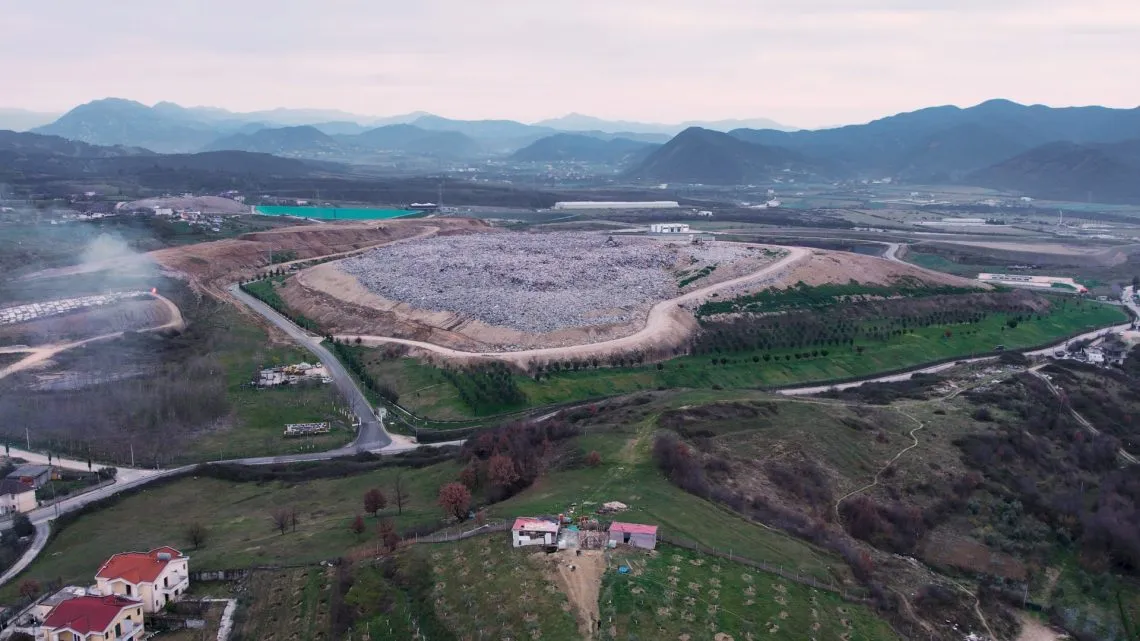 Afera e incineratorit “fantazmë” të Tiranës shfryhet në gjykatë si flluskë sapuni