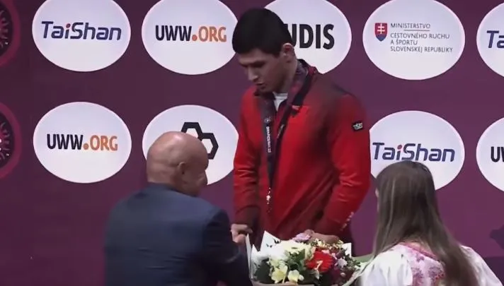 SKANDAL/ Presidenti i Federatës ruse të Mundjes dhunon Valiev: Tradhtar! (VIDEO)