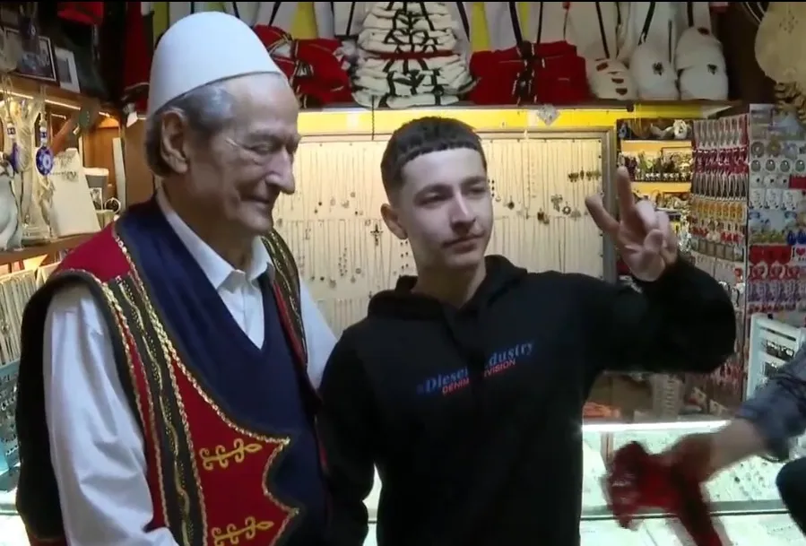 Fotot/ Berisha me veshje tradicionale krutane gjatë takimit me bizneset