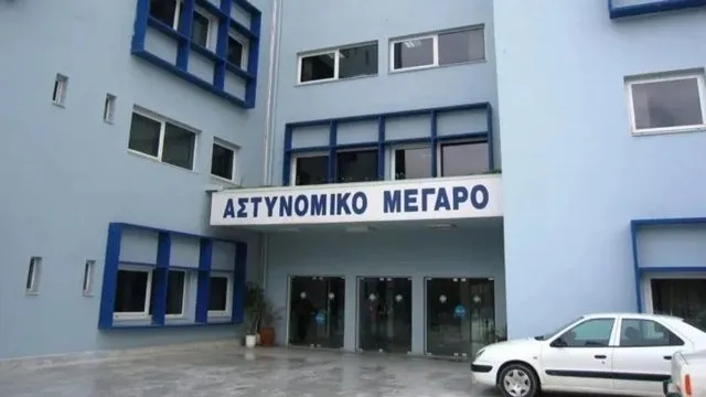Shqiptari humb jetën në Komisariatin e policisë greke