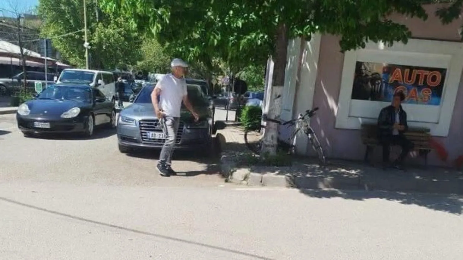 Sherri në zyrat e PSD/ Del foto e personit të armatosur