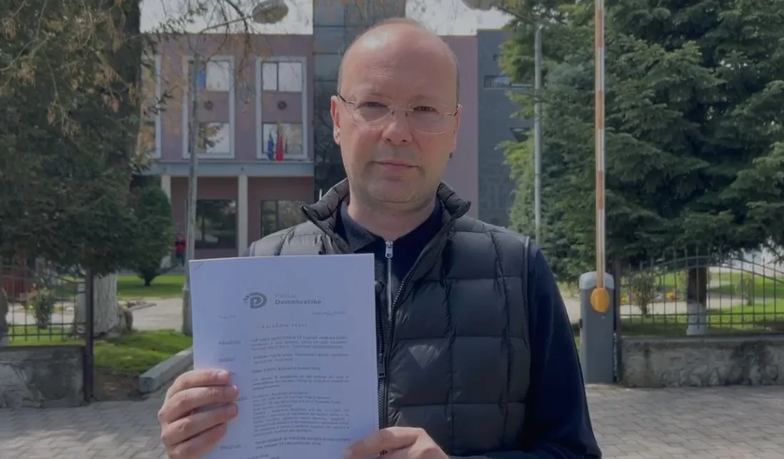“Asfalt e tendera elektoralë”/ PD denoncon në SPAK kryebashkiakun e Maliqit, Gëzim Topçiu